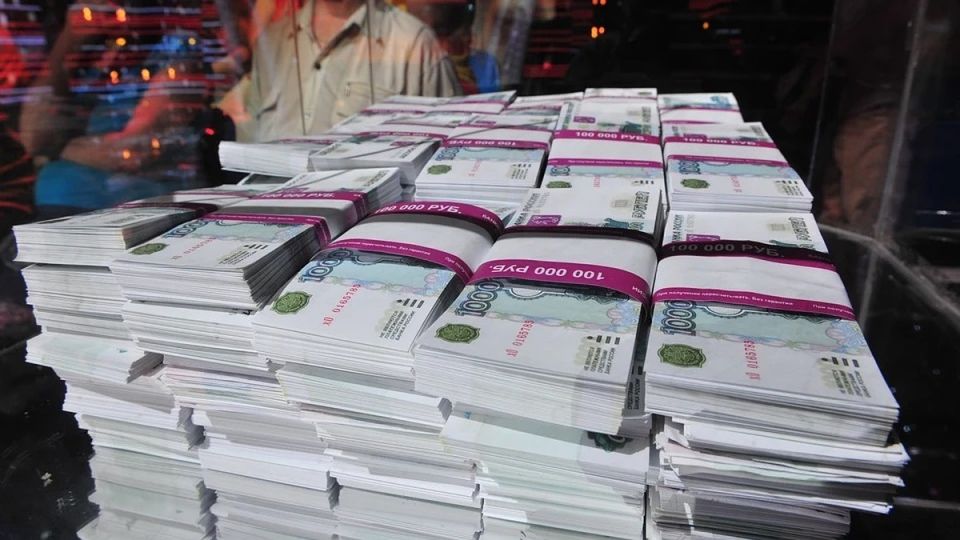 Евпаторийский морской порт продали за 193 млн рублей Московское ООО Центр развития спорта за 192 9 млн рублей купило 100 акций АО Евпаторийский морской порт Соответствующая информация появилась на сайте ГИС Торги Порт продавали на аукционе Начальная цена составила 192 9 млн рублей Именно такую сумму и предложил победитель торгов Недвижимость порта находится на трех участках площадью 6 4 гектара Там расположены нежилые здания мастерская и склады Общая площадь этой недвижимости составляет 8 7 тысячи квадратных метров В порту работают девять сотрудников ООО Центр развития спорта Перспектива зарегистрировали в 2021 году в Москве Основной вид деятельности этой организации деятельность спортивных объектов Подробнее