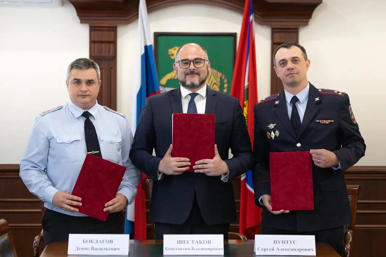 Новые полицейские классы появятся в школах 40 59 68 и 73 Планируется что обучение будет организовано для учащихся 10 х классов Соглашение подписано с Владивостокским филиалом Дальневосточного юридического института МВД России имени И Ф Шилова и Управлением МВД России по городу Владивостоку Для нас важно создавать условия при которых дети смогут осознанно выбирать будущую профессию и получать практические знания уже в период обучения в школе Полицейские классы помогут ребятам познакомиться с системой МВД узнать о службе в органах внутренних дел и сформировать активную гражданскую позицию Для школьников предусмотрена усиленная подготовка по профильным дисциплинам истории обществознанию русскому языку а также физической подготовке Благодаря обучению в профильных классах у каждого ученика будет формироваться индивидуальное портфолио достижений которое позволит получить дополнительные баллы при поступлении в образовательные организации системы МВД России ПрофильныеКлассы ОбразованиеВладивостока Подписаться на MAX