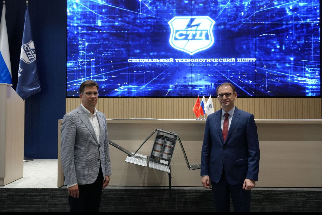 Первый в России радиолокационный кубсат готов к запуску в космос Компактный спутник АИСТ СТ способный с помощью сантиметровых радиоволн видеть сквозь плотные облака создан учеными и инженерами Самарского университета им Королёва совместно со специалистами Специального Технологического Центра ООО СТЦ из Санкт Петербурга АИСТ СТ должен стать первым отечественным спутником в формате кубсат на котором установлена радиолокационная установка до этого радарами в России оснащались более крупные космические аппараты Малый космический аппарат АИСТ СТ успешно прошел наземные испытания в том числе серию тестов имитирующих условия космического пространства Спутник готов к пусковой кампании намеченной на конец этого года Благодаря радиолокационной аппаратуре АИСТ СТ сможет вести мониторинг земной поверхности в любое время суток и в любую погоду независимо от освещенности и облачности на Земле С его помощью например можно будет определять из космоса толщину льда при ледовой разведке и прокладке маршрутов ледоколов в Арктике и Антарктике и помогать решать другие важные для страны задачи рассказал Владимир Богатырев ректор Самарского университета им Королёва ℹ Запуск спутника предварительно запланирован на конец декабря 2025 года Подробности на сайте университета