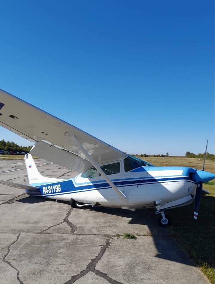 В подмосковном Воскресенске самолет Cessna совершил аварийную посадку.  По предварительным данным, во время полета произошло задымление кабины. При посадке самолет получил незначительные повреждения, пострадавших нет.