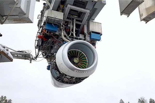 Авиадвигатель ПД 8 подтвердил надежность конструкции при обрыве лопатки вентилятора Объединенная двигателестроительная корпорация Госкорпорации Ростех провела важнейшие инженерные испытания нового авиационного двигателя ПД 8 на стенде рыбинского предприятия ОДК Сатурн ПД 8 доказал свою надежность в критической ситуации при разрушении лопатки вентилятора Успешные испытания приближают получение сертификата типа на российский двигатель ПД 8 Об этом сообщает AVIA RU Как рассказали в пресс службе корпорации ОДК впервые показала инженерные испытания по обрыву лопатки вентилятора которые являются обязательными при сертификации новой силовой установки В случае возникновения подобной критической ситуации во время полета лопатка не должна пробить корпус двигателя таким образом фюзеляж самолета сохранит целостность и можно будет безопасно совершить посадку aviaru net n291097