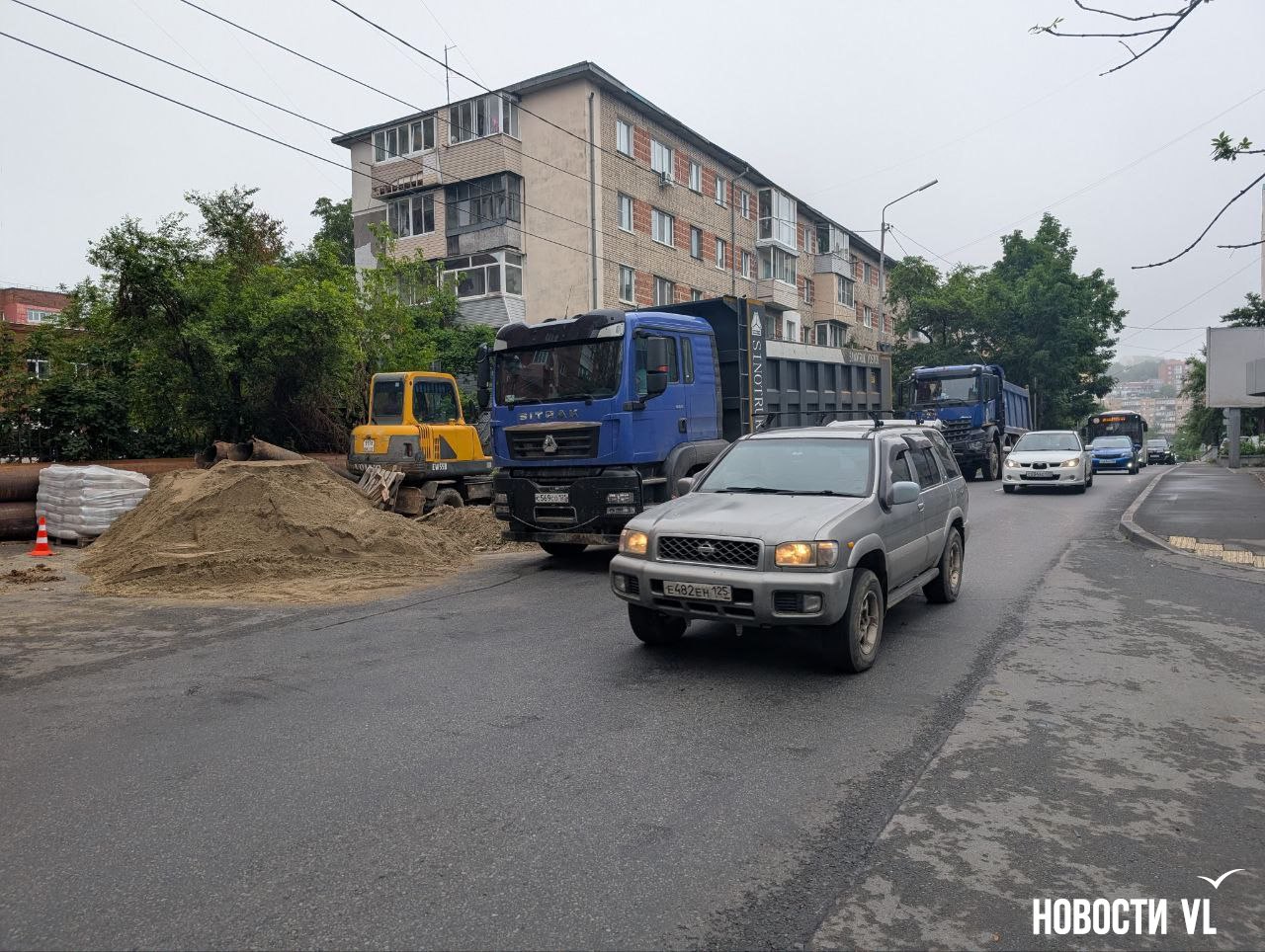 Основная дорога в сторону Маяка на Бестужева сузилась до одной полосы – на второй стоит дорожная техника  В четверг, 3 июля, в районе Бестужева, 23 во Владивостоке одну из двух полос проезжей части и пешеходную зону заняла дорожная техника, видимо, предназначенная для ремонта теплотрассы, и большие трубы. Пешеходы перебегают на другую сторону, чтобы пройти по тротуару там, а вот машины с самого утра вынуждены стоять в пробке. Через неделю этот участок должны перекрыть полностью для ремонта теплотрассы, на это время Посьетская станет двусторонней.  Подробнее
