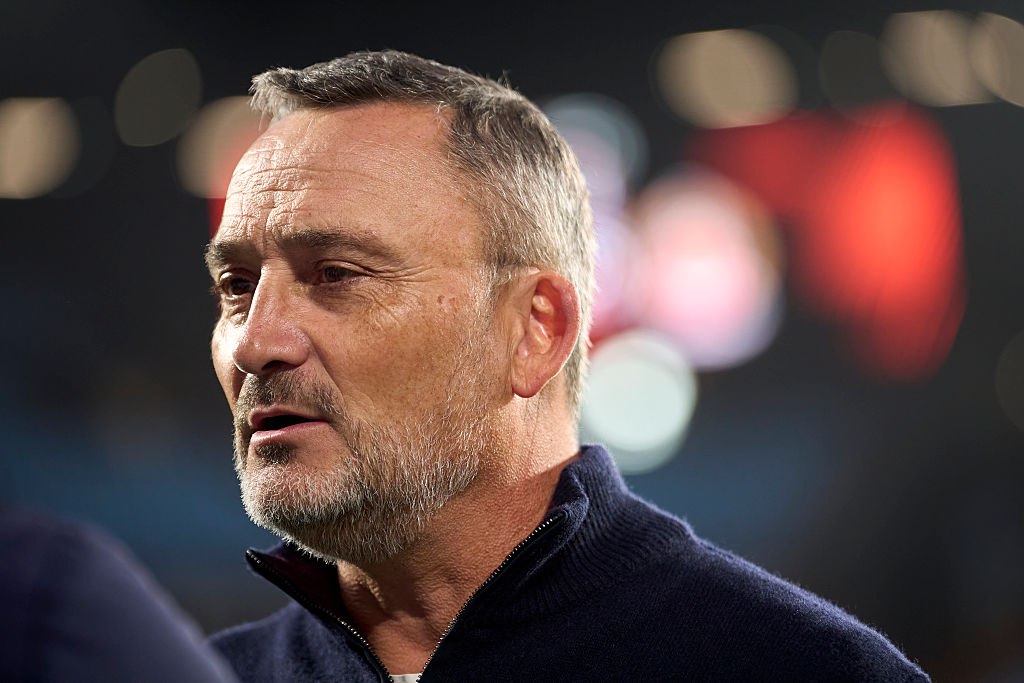 Сотни фанатов встретили Ниццу с дымовыми шашками после нового проигрыша Около 400 болельщиков Ниццы устроили акцию протеста возле тренировочной базы клуба встречая команду после очередного поражения в чемпионате Франции пишет France Bleu Ницца накануне проиграла Лорьяну на выезде со счетом 1 3 Это поражение стало для клуба шестым подряд с учетом Лиги Европы После игры фанаты собрались у базы они жгли дымовые шашки и скандировали кричалки призывая команду собраться Главный тренер Франк Эз и несколько игроков остановились пообщаться с болельщиками Тренеру несколько раз аплодировали и выражали поддержку При этом нападкам подверглись Жереми Бога и Терем Моффи причем с последнего сорвали кепку Как отмечают France Bleu и RMC Sport в целом обошлось без неподобающих инцидентов но Foot Mercato указывает что Бога и Моффи получили пинки и удары от фанатов Getty Images Подписаться на РБК Спорт