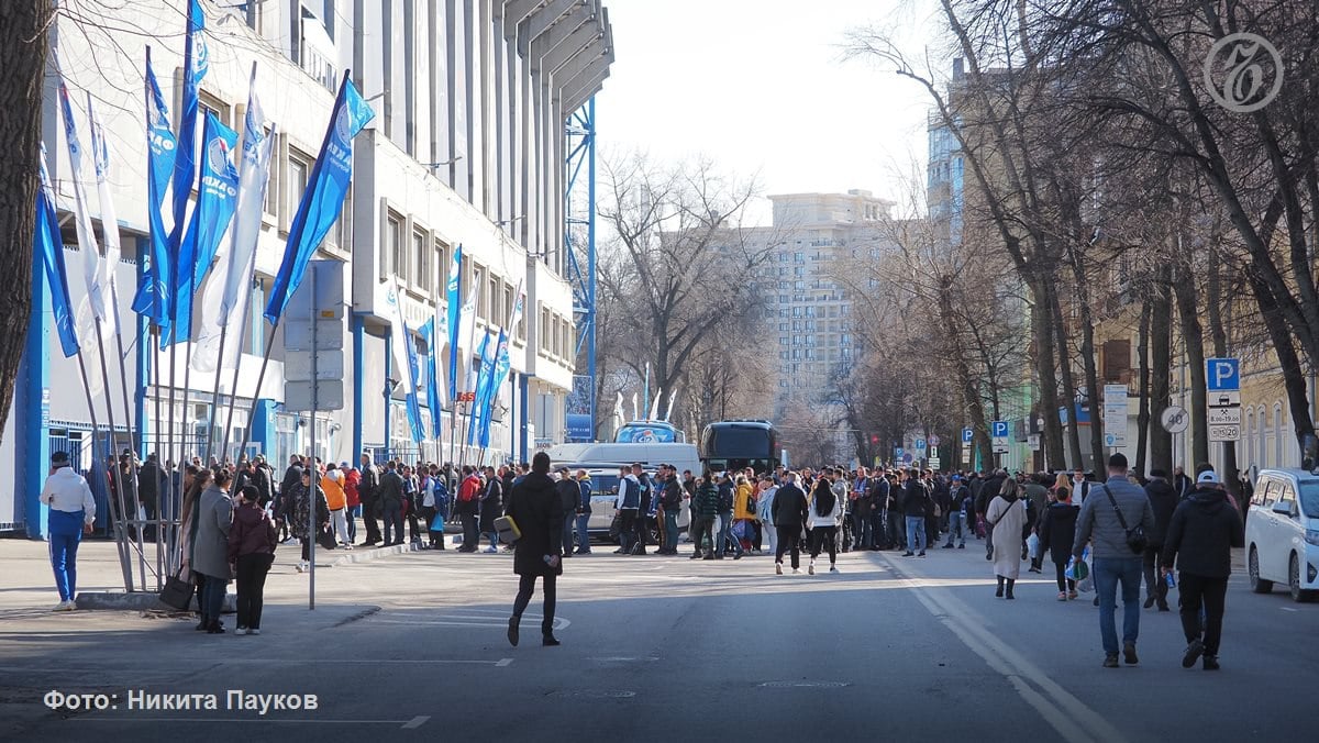 Реконструкцию Центрального стадиона профсоюзов в Воронеже начнут в конце зимы  Центральный стадион профсоюзов в Воронеже начнут реконструировать «не позднее» февраля 2025 года. Об этом сообщил губернатор Воронежской области Александр Гусев в ходе итоговой пресс-конференции сегодня, 26 декабря. По словам главы региона, проект обновленного стадиона уже выполнен и сейчас проходит госэкспертизу, которая займет примерно полтора месяца.  «На все виды работ потребуется примерно 2,5 года. Предполагаются конкурсные процедуры, демонтаж и стройка. Мы рассчитывали, что белорусские партнеры  белорусский холдинг "Белинжинирингстройинвест".— «Ъ-Черноземье»  смогут зайти в проект, потому что в Минске уже так работали, но пока с этим есть сложности»,— добавил господин Гусев.