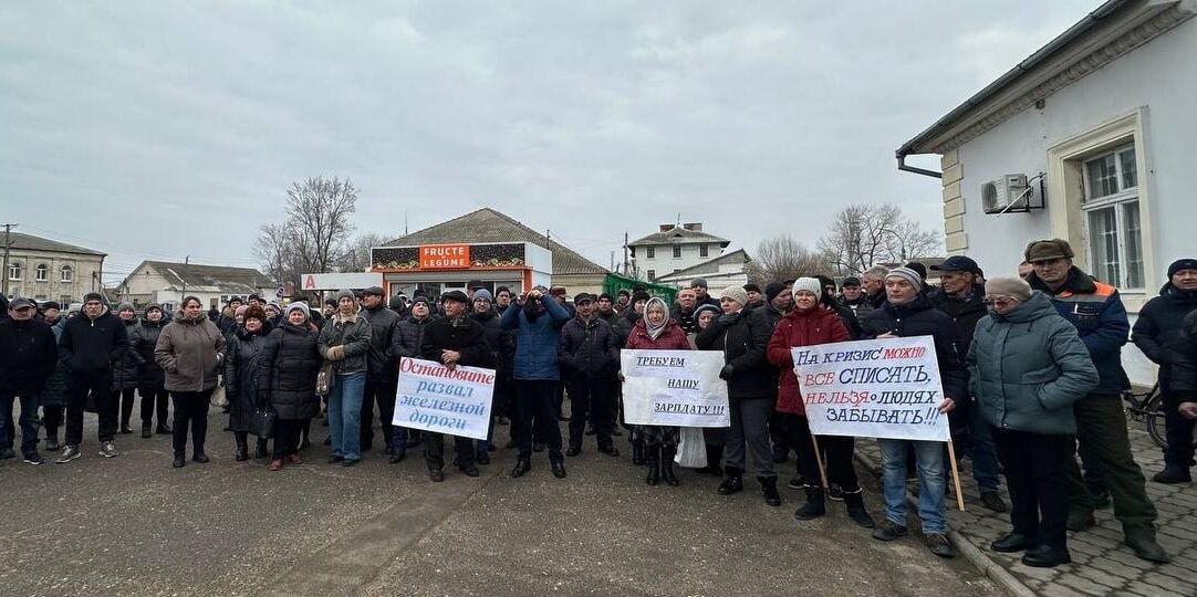 Партия «Гражданский конгресс» поддерживает требования профсоюза Железной дороги Молдовы и солидарна с протестующими  Железная дорога Молдовы за 15 лет из прибыльной компании превратилась в убыточное предприятие. Это произошло не только из-за хищений и неэффективного управления, но и из-за полного отсутствия государственной политики: власть самоустранилась, не предложив ни концепции развития отрасли, ни реальных решений выхода из кризиса.  ГП "ЖДМ" все еще живо, но вместо ожидаемой модернизации власти и чиновники используют его как кормушку, уничтожая все имеющие активы, доводя до целенаправленного банкротства.  Партия коллективного действия — Гражданский конгресс выражает солидарность работникам ЖДМ и поддерживает требования профсоюза.  Власти обязаны немедленно погасить долги по зарплатам, предоставить прозрачный антикризисный план и совместно с профсоюзом разработать долгосрочную стратегию возрождения железнодорожной отрасли , заявили в политформировании.