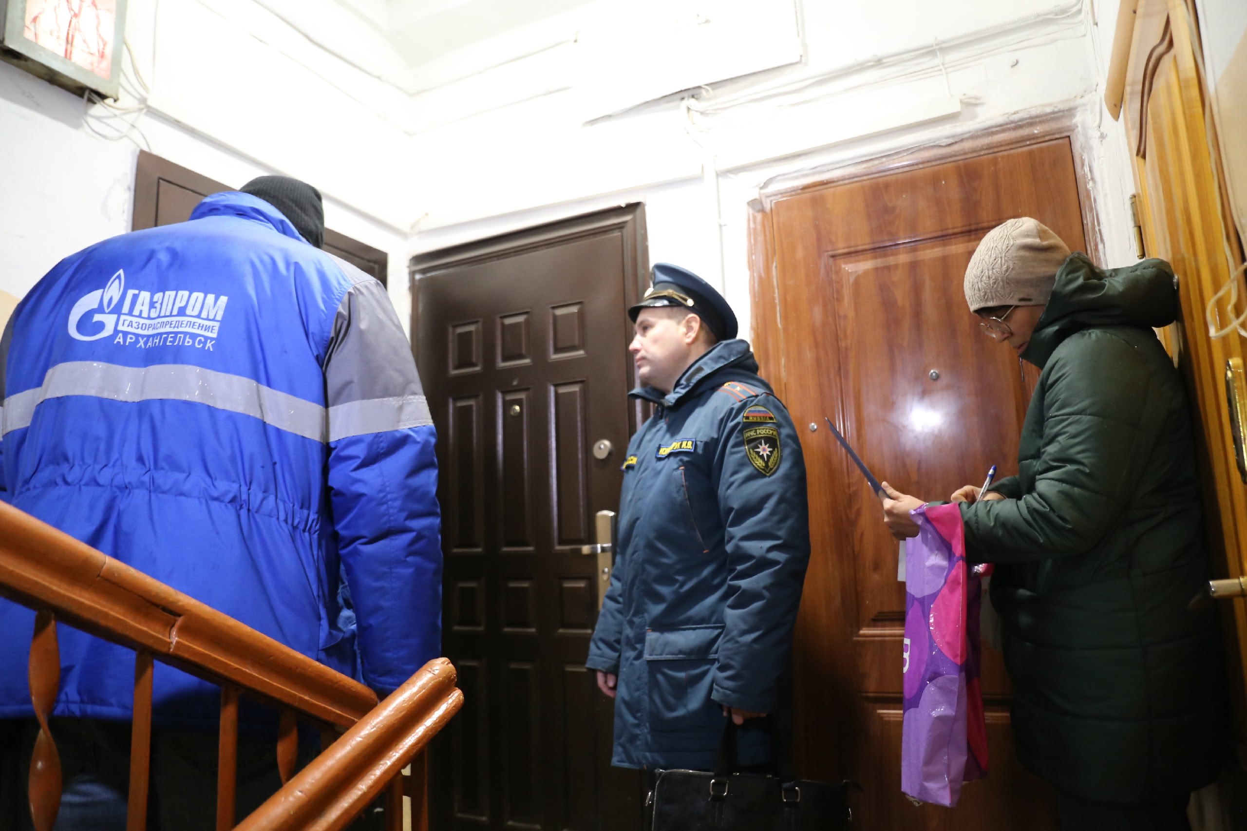 До 1 ноября продлится профилактическая акция по безопасному использованию газа в быту   Акция проводится ежегодно в октябре в начале отопительного периода  Цель напомнить жителям о необходимости соблюдения правил использования газа В это время на территории региона традиционно проходят межведомственные осмотры частных и многоквартирных домов социальных объектов организуется информационная кампания в которой задействованы региональные СМИ В школах проводятся тематические классные часы викторины конкурсы а в домах распространяются специальные памятки и листовки Так в школе 3 Мирного для учеников прошел конкурс детского рисунка Осторожно газ Параллельно в городе был организован цикл поквартирных обходов Особое внимание уделялось представителям группы риска и тем кто уже нарушал правила пользования газом или не обеспечил техническое обслуживание газового оборудования Аналогичные выездные мероприятия прошли в Коряжме в рамках которых также проверялось наличие самовольного подключения к газовым сетям Напомним что такое подключение небезопасно и несет угрозу жизни всех жильцов дома Кроме того это запрещено законом за данное нарушение предусмотрена административная и уголовная ответственность Министр ТЭК и ЖКХ Архангельской области Дмитрий Поташев Использование газа в быту требует неукоснительного соблюдения правил а также обеспечения правильной и надежной его эксплуатации Глава министерства отметил что итоги организованных в рамках месячника мероприятий планируется подвести уже в первой половине ноября новостиmintekao Дмитрий Поташев