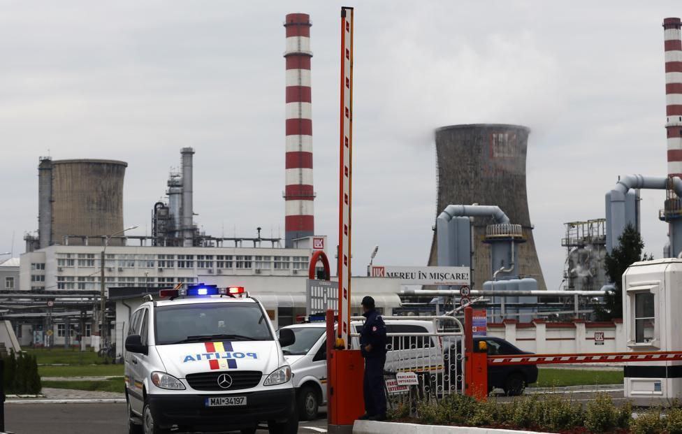 На заводе Лукойла в Румынии произошел взрыв НПЗ Petrotel Lukoil был остановлен для проведения ремонта При проведении работ произошел хлопок в промышленной канализационной системе с выбросом крышки люка канализационного колодца Пострадал один человек проводится проверка Главное здесь Подписывайтесь