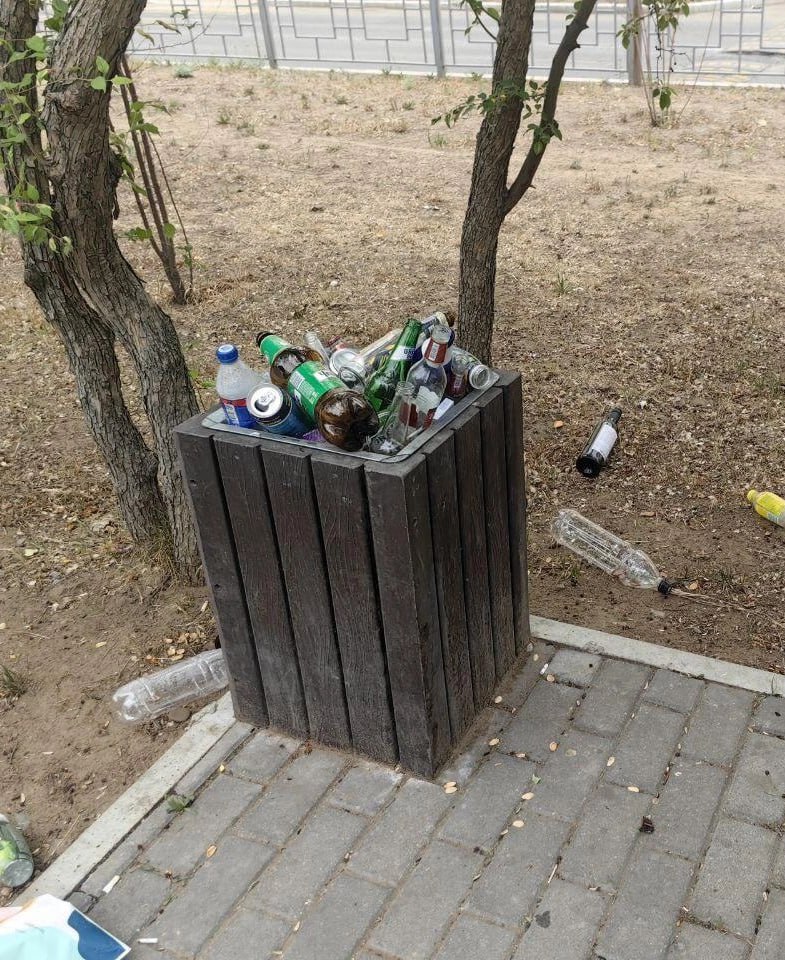 Читинец пожаловался на бардак на аллее Горького после выпускного вечера. Урны сегодня утром ломились от мусора: Более-менее чисто только на «лобном месте». Все остальные урны вот так выглядят. Понятно, что выпускные, но тогда и график уборки должен был быть скорректирован. При мне мама с ребенком в коляске не могла нигде присесть, и я ее понимаю, что среди мусора такое себе удовольствие отдыхать. В пресс-службе администрации город сообщили, что работники ДМРСУ вышли на уборку сегодня с самого утра. Подписаться