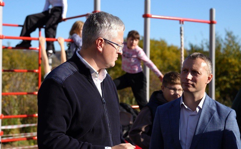 Мэру Петропавловска снова досталось от губернатора На этот раз за безобразное благоустройство детской площадки Владимир Солодов потребовал наказать ответственных за безобразное благоустройство детской площадки в микрорайоне Завойко краевой столицы Там прошла его встреча с жителями и мэром Подробности по ссылке   kamtime ru article c1d479d6 40d3 408e ba29 d36c3753fb9f