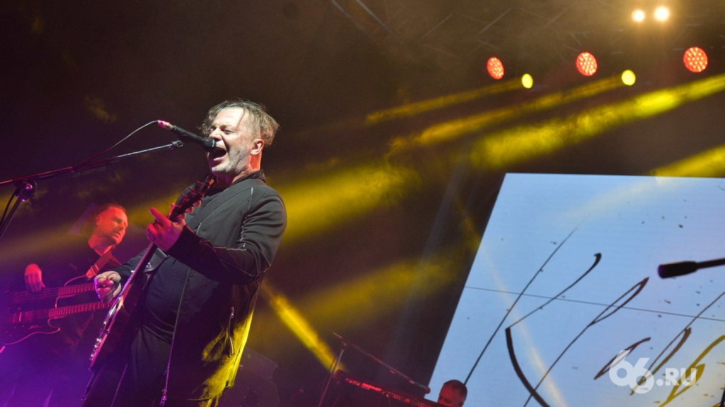 Ельцин Центр отказался быть площадкой Старого Нового рока Организатор Евгений Горенбург рассказал что хотел провести фестиваль в президентском центре но договориться с площадкой не получилось Причиной стало выступление основателя группы Агата Кристи Вадима Самойлова который на Ночи музыки в 2021 году назвал работников и гостей Ельцин Центра тупорылой либеральной хурней считает Горенбург У нас не так много денег мы попросили Ельцин Центр предоставить нам два помещения безвозмездно они отказали Сегодня пришло письмо объяснил он корреспонденту 66 RU Сейчас организаторы рассматривают площадку ЦК Урал Но точного решения еще нет потому что директор культурного учреждения в отпуске Старый новый рок проходил в Екатеринбурге ежегодно 13 января с 2000 года В 2020 году он состоялся в последний раз Новости из Екатеринбурга