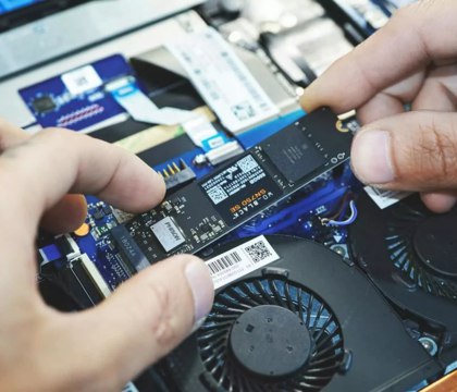 В PCDIY нашли вероятную причину выхода из строя SSD после установки апдейта KB5063878 для Windows 11 В прошлом месяце в сети начали появляться сообщения о том что апдейт Windows 11 под номером KB5063878 приводит к сбоям в работе SSD на базе контроллеров Phison Microsoft пообещала расследовать причины проблемы но так и не нашла связи между последним апдейтом ОС и выходом из строя твердотельных накопителей