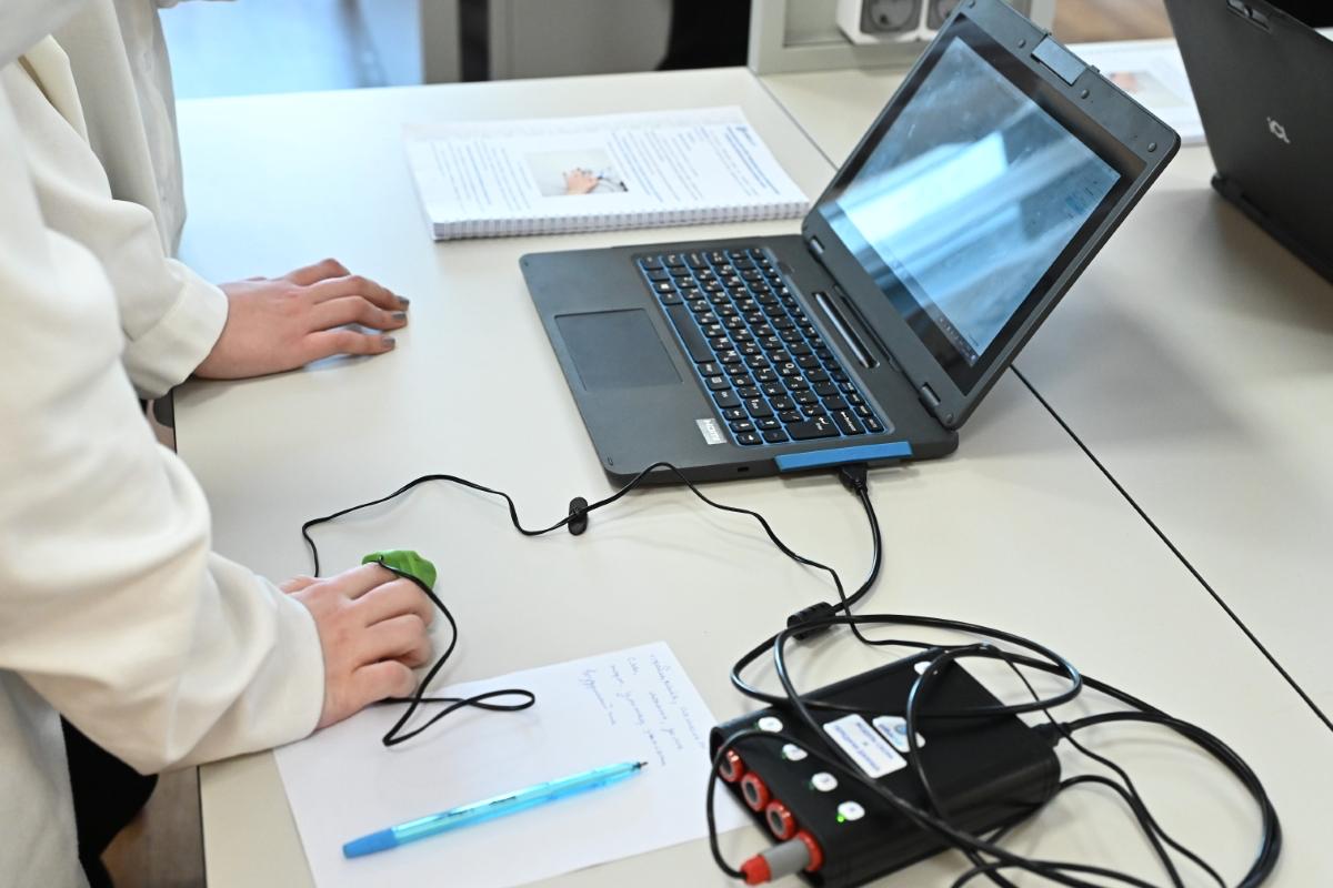 В Челябинской области появится три новых площадки для сдачи нормативов ТехноГТО Южноуральцы смогут проверить свою технологическую грамотность и получить до 10 дополнительных баллов к ЕГЭ сдав ТехноГТО комплекс нормативов которые оценивают насколько человек готов грамотно и ответственно использовать современные технологии в повседневной жизни Нормативы ориентированы на школьников 7 11 классов студентов колледжей и вузов но сдать их может каждый В 2026 году новые площадки для сдачи нормативов ТехноГТО в очном формате откроются сразу в трех образовательных организациях региона   t me chgub