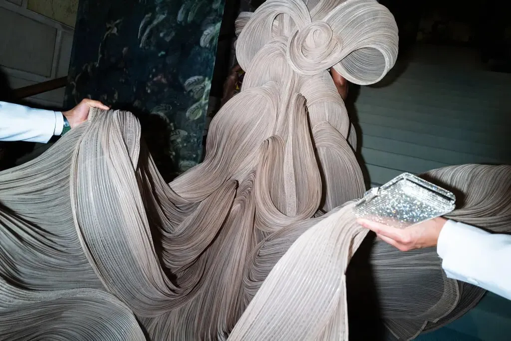 Без мэра но с Бейонсе как изменится Met Gala в 2026 году Институт костюма покидает подвал и занимает место бывшего магазина на первом этаже Метрополитен музея Теперь мода это первое что увидят посетители Большого зала Галерея получила статус полноценного отдела наравне с живописью и скульптурой Сопредседателем бала стала Бейонсе Она не посещала ивент десять лет Главным спонсором выступил Джефф Безос из за чего в Нью Йорке уже начались протесты Активисты расклеивают плакаты против эксплуатации рабочих и называют вечер балом Безоса Цена билета тоже выросла до рекордных 100 000 Дресс код этого года Мода как искусство Несмотря на список звездных гостей мэр Нью Йорка Зохран Мамдани уже отказался от приглашения Он считает демонстрацию такого богатства неуместной для города  Выручка от билетов полностью покрывает годовой бюджет Института костюма В прошлом году так собрали 31 млн settersmedia news