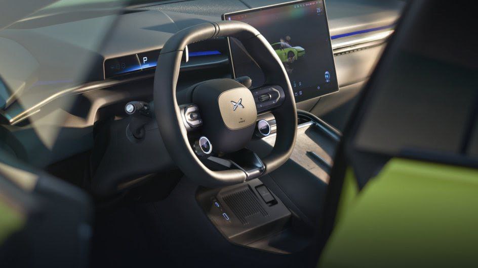 Xpeng P7 стал бестселлером еще до старта продаж В Китае начался приём предзаказы на новое поколение электрического седана Xpeng P7 — и результаты оказались впечатляющими. Всего за 6 минут 37 секунд поступило 10 000 подтверждённых заявок, несмотря на то, что цены пока не объявлены. Xpeng P7 второго поколения составит конкуренцию Tesla Model 3 и Xiaomi SU7. Новинка получит три версии силовой установки и современные мультимедийные технологии в салоне. Пока модель не поступила в дилерские центры, но интерес к ней уже бьёт рекорды. К слову, такое число P7 первого поколения продавалось в Китае в среднем за весь год — теперь же подобный результат достигнут за считаные минуты. Прислать новость Наши чаты #evНовости