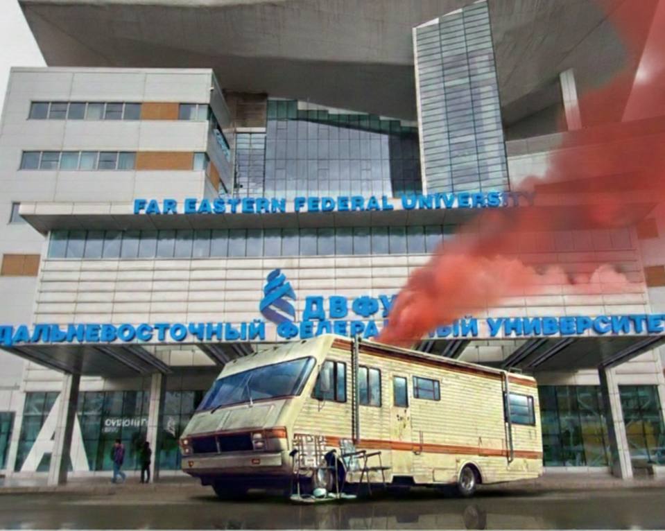 Во Владивостоке профессора ДВФУ арестовали по делу о сбыте наркотиков Во Владивостоке суд отправил под стражу профессора ДВФУ обвиняемую в попытке сбыта наркотиков в значительном размере Ходатайство следствия рассмотрел Советский районный суд города По версии следствия 22 января 2026 года женщина находилась в неустановленном месте во Владивостоке и пыталась продать каннабис Общая масса изъятого вещества составила 7 76 грамма Довести преступление до конца она не успела её задержали сотрудники полиции наркотик изъяли при осмотре места происшествия Уголовное дело возбуждено по статье о покушении на незаконный сбыт наркотических средств Суд согласился с доводами следствия и избрал меру пресечения в виде заключения под стражу Арест установлен сроком на два месяца Подписаться прислать новость