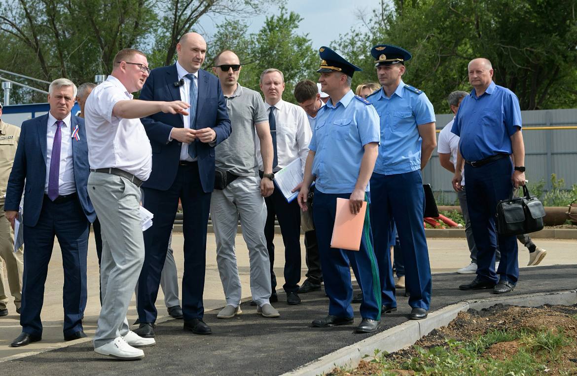 Евгений Солнцев поручил закончить строительство водозабора в Оренбургском районе до 1 августа.  Очистные сооружения строятся с 2023 года. К концу 2024 года стройка должна была закончиться, однако она постоянно затягивалась.   — Строительный сезон в разгаре, и вести работы в таком низком темпе — непозволительно. Поставил задачу подрядчику — сдать этот важный объект до 1 августа. Если не справится, вопрос будем решать с участием надзорных и правоохранительных органов, — подчеркнул врио губернатора.  Читайте подробнее