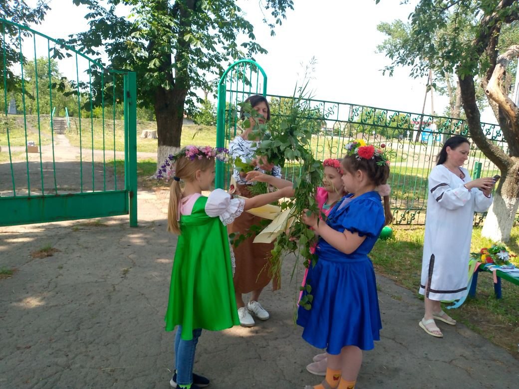 В преддверии Великого праздника Святой Троицы в Пролетарском Доме культуры прошла познавательно-развлекательная программа для детей "Троицкие забавы". Дети узнали, что Троица-один из главных христианских праздников, который отмечается на 50-й день после Пасхи, об обычаях и обрядах этого праздника о том, что березка является одним из главных символов праздника. Дети также посмотрели видео "День Святой Троицы". Дальше проходили игры на свежем воздухе. В заключении дети с удовольствием украсили березку венками, лентами. Праздник получился познавательным, теплым, радостным!