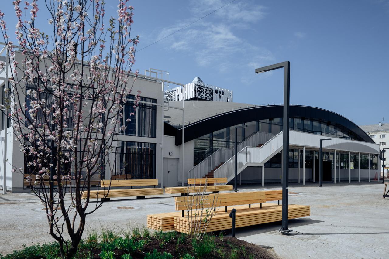 У Московского рынка выкупят 15 объектов для воссоздания сквера Вокруг Московского рынка планируют выкупить по рыночной стоимости 15 объектов малого бизнеса Об этом на утреннем совещании сообщил мэр Казани Ильсур Метшин Речь идет о 15 объектах малого бизнеса ларьках павильонах и кафе которые появились в 1990 е годы на месте общественного пространства После выкупа территорию планируют благоустроить и воссоздать сквер По словам мэра принято решение о комплексном развитии зоны вокруг рынка Напомним обновленный Московский рынок открылся в прошлом году и сегодня работает не только как торговая площадка но и как общественный центр района Сейчас здесь представлены 260 предпринимателей а также предусмотрены места для садоводов и пожилых жителей Звучит как логичный этап развития территории рынка А что по вашему мнению здесь обязательно должно сохраниться и в каком формате