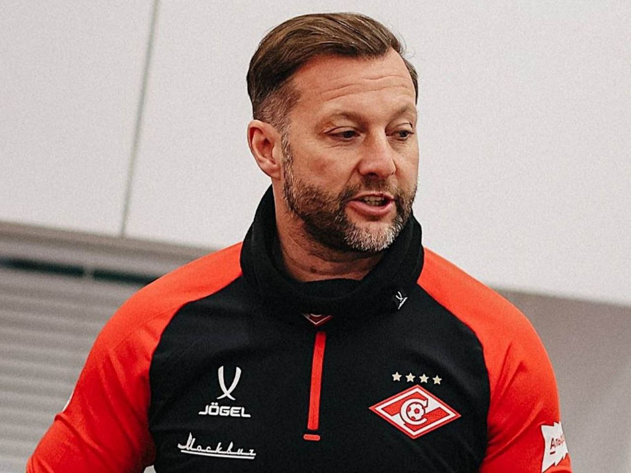 Спартак хочет сохранить Вадима Романова в новом тренерском штабе По информации Дай УдаритЬ для Metaratings руководство московского Спартака рассматривает возможность продолжения сотрудничества с Вадимом Романовым 47 летний специалист исполняющий обязанности главного тренера может войти в обновленный тренерский штаб команды Вопрос о будущем Романова поднимается в ходе переговоров с кандидатами на пост главного тренера красно белых Клуб выражает заинтересованность в сохранении специалиста в структуре первой команды однако окончательное решение по формированию списка помощников будет делегировано новому наставнику Романов был назначен исполняющим обязанности главного тренера Спартака 11 ноября 2025 года после отставки Деяна Станковича Ранее он возглавлял молодежную команду клуба а летом 2024 года вошел в штаб сербского специалиста Под руководством Романова Спартак провел 4 официальных матча 3 в РПЛ и 1 в Кубке России одержав 2 победы 1 раз сыграв вничью и потерпев 1 поражение Основным кандидатом на пост главного тренера Спартака СМИ называют испанского специалиста Хуана Карлоса Карседо ныне возглавляющего кипрский Пафос Инициатором приглашения выступает спортивный директор москвичей Фрэнсис Кахигао знакомый с тренером по совместной работе в лондонском Арсенале По имеющейся информации красно белые готовы активировать опцию выкупа 52 летнего специалиста сумма которой составляет около 600 тысяч евро Подписывайтесь на Дай УдаритЬ в MAX