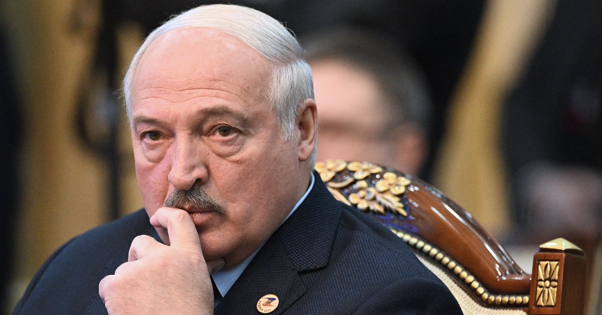 Лукашенко: если не звать мигрантов — белорусам придётся работать за троих Президент Беларуси Александр Лукашенко заявил, что для конкуренции с Евросоюзом стране нужно поднять производительность труда в 3–5 раз. «У нас есть у кого учиться. Европейцы в этом плане молодцы», — сказал он. Лукашенко пояснил: либо Беларусь приглашает иностранных специалистов, либо белорусы будут вынуждены работать «как в ЕС». По его словам, без повышения эффективности республика рискует потерять позиции в торговле, особенно в связке с Калининградом.