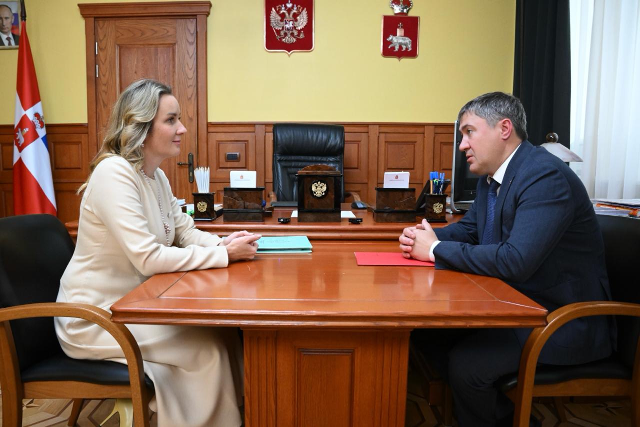 Провели рабочую встречу с Уполномоченным при Президенте РФ по правам ребёнка Марией Львовой Беловой Обсудили как в Прикамье идёт реализация федерального спецпроекта Вызов Он помогает семьям оказавшимся в трудной ситуации и работает на то чтобы дети оставались в семьях а не попадали в детские дома Почти за два года участия в пилотной программе уже видим результаты на 16 сократилось число случаев когда родителей лишают прав на 12 меньше детей которые остаются без попечения Это один из лучших результатов среди пилотных регионов Только за восемь месяцев 2025 года в родные семьи вернулись 684 ребёнка из них 182 при непосредственном сопровождении регионального куратора Сейчас в Пермском крае специалисты сопровождают 477 семей где воспитываются 715 детей отметила Уполномоченный при Президенте РФ по правам ребёнка Для достижения таких показателей работаем вместе со всеми участниками системы профилактики от опеки до врачей и полиции Подход который используем в крае уже рекомендован к внедрению другим регионам России Сейчас рассматриваем возможность и расширения функционала Центров помощи детям Особое внимание уделяем работе с общественными организациями благодаря которым в крае реализуются важные и актуальные проекты Благодарю Марию Алексеевну за внимание к нашему региону и помощь в обучении наших специалистов Подписаться в MAX