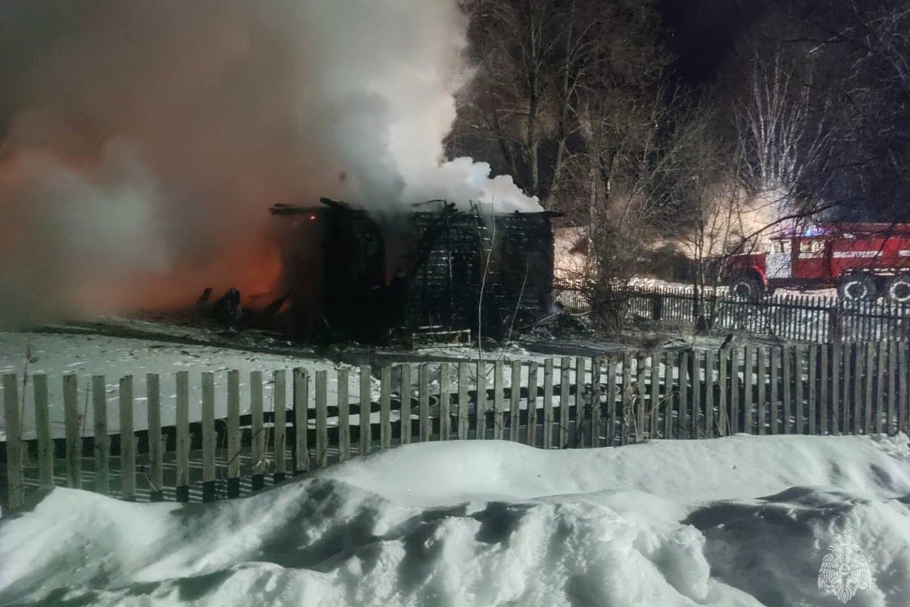 В поселке Пасынок Серовского района при пожаре в частном доме погибли мужчина и двое его детей — трехлетний мальчик и семилетняя девочка. Их тела нашли огнеборцы при разборе конструкций, сообщили в МЧС России.   Площадь возгорания — 64 кв. метра. В тушении пожара были задействованы шесть специалистов и две единицы техники. Причина возгорания уточняется.    и  : МЧС России.