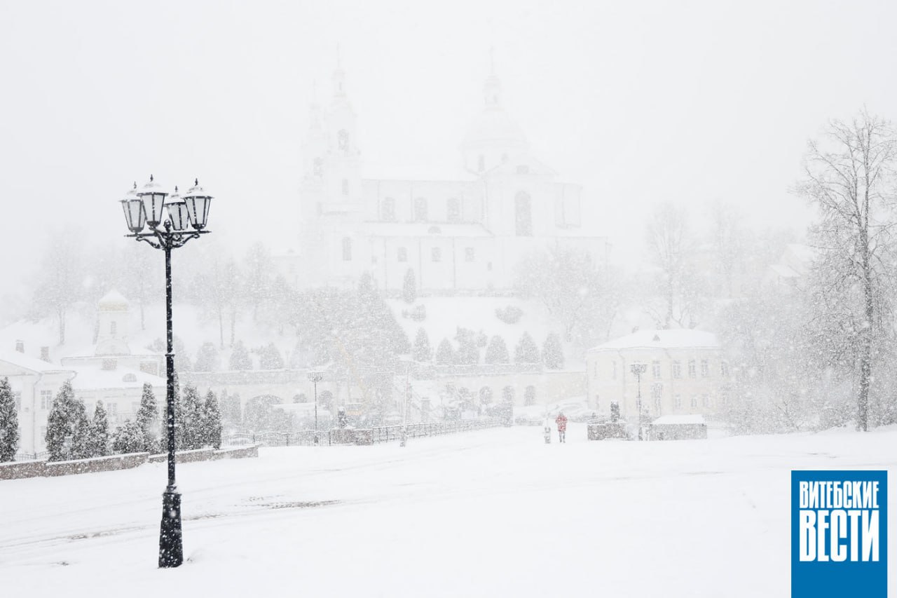 Циклон Леони принесет в Беларусь метели гололед и мороз до 8 С Беларусь окажется под влиянием мощного циклона Леони который принесет с собой резкие изменения погоды и сложные метеорологические условия С 27 января синоптики объявили оранжевый уровень опасности предупреждая о сильных осадках гололедице и перепадах температуры В Витебске и Витебской области прогнозируется сильный снег   Практически всю территорию Беларуси накроют осадки в виде ледяного дождя  Настоящие погодные качели будут сопровождать белорусов до 1 февраля Температура воздуха будет колебаться от морозных 8 С до оттепели в 2 С Подробнее на vitvesti by Сайт TikTok VK Instagram YouTube ОК Стикерпак ВВ Чат бот