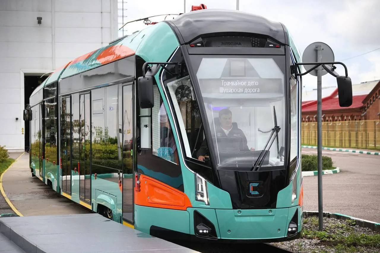 Первая очередь трамвайной линии Купчино Шушары Славянка откроется до Нового года Об этом рассказал Александр Беглов во время прямой линии Мы обещали петербуржцам и Президенту ввести этот участок длиной 11 километров до конца года И мы его запустим Сделаем новогодний подарок жителям южных районов Кроме того до конца года будет открыт участок метро Юго Западная Путиловская Подписывайтесь на наш канал в МАХ agregiruem