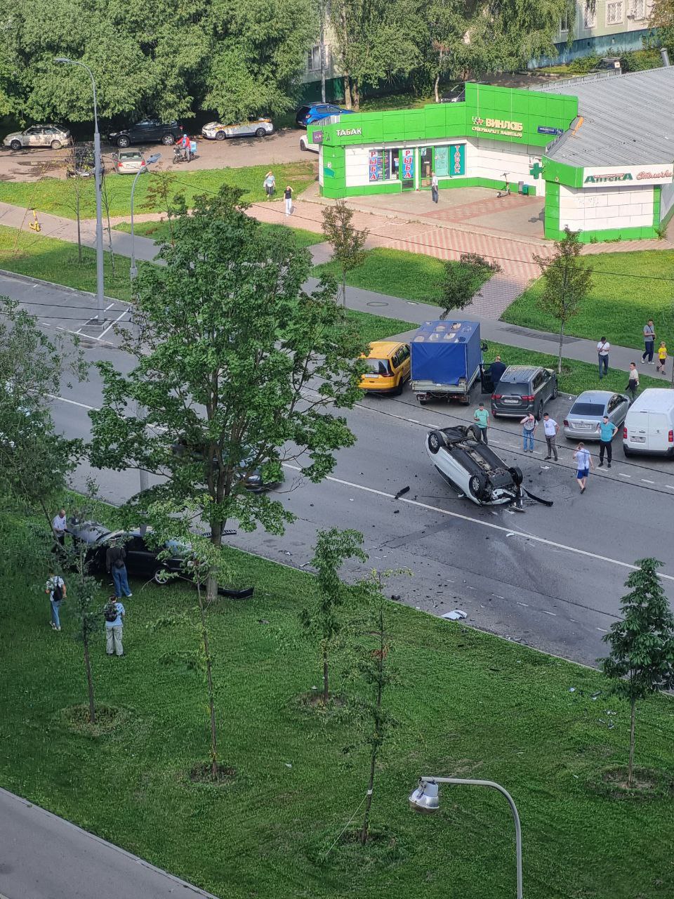 Две легковушки столкнулись на Вильнюсской улице в Ясенево, после чего одна из них опрокинулась на крышу, другая вылетела на газон. Погиб один человек, движение в районе ДТП перекрыто.    «Москва»