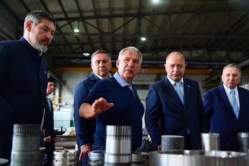 Аппаратная   Рустам Минниханов ознакомился с деятельностью производственного комплекса «Казаньсельмаш» в поселке Инеш Высокогорского района.   Предприятие занимается производством машин и оборудования для сельского хозяйства. На предприятии трудится более 300 человек.   Раису РТ рассказали, что в текущем году предприятие запустило программу импортозамещения. Проводится работа по локализации производства максимально возможных комплектующих для гидромоторов. Ведется работа по оснащению станками для металлообработки.   Всего на развитие предприятия с момента основания направлено инвестиций на 1 млрд рублей, в ближайшие пять лет планируется направить столько же.   Там же состоялась встреча с главами поселений. Глава района сообщил, что убрано 26% от общих площадей, в среднем 40 центров с га.  Более 25... подробнее на канале: Аппаратная @