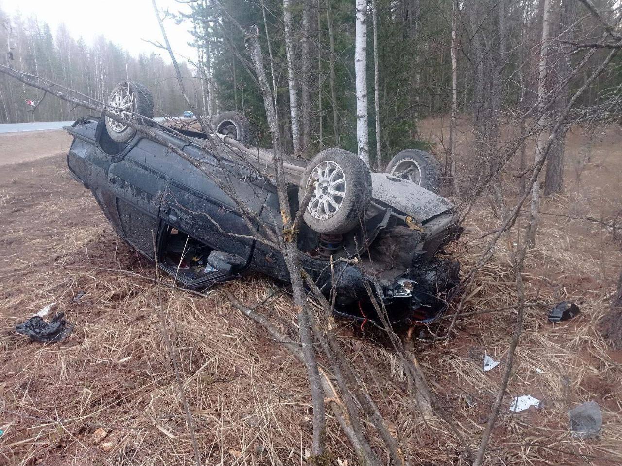 Жесткое ДТП произошло вчера в Плесецком округе. Есть пострадавшие. На 589 км трассы А-215 пьяный водитель без прав, управляя незарегистрированным ВАЗ 2115, вылетел в кювет и перевернулся. В результате ДТП травмы получили два пассажира — 16-летние юноши. Оба доставлены в медучреждение. Еще одному пассажиру оказали медпомощь на месте. Отмечается, что пострадавшие не были пристегнуты ремнями безопасности. Архангельск №1 Прислать новость