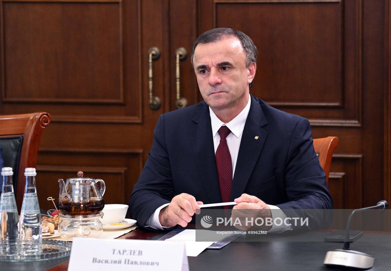 Василий Тарлев провёл переговоры с министром транспорта РФ Андреем Никитиным о восстановлении связей между Молдовой и Россией  Лидер партии «Будущее Молдовы» Василий Тарлев принял участие в рабочей встрече с министром транспорта Российской Федерации Андреем Никитиным, состоявшейся 11 июля в Москве. В диалоге также приняли участие председатель Партии социалистов Республики Молдова Игорь Додон и глава партии «Сердце Молдовы» Ирина Влах. Сообщает РИА Новости.  Главной темой стали перспективы восстановления и развития транспортных связей между двумя странами, серьёзно пострадавших от политических решений действующих властей Молдовы.  Андрей Никитин подчеркнул:  «Нас связывают традиционные исторические связи, дух добрососедства, сотрудничества. Нам нужно налаживать транспортные связи между нашими странами».  По словам министра, текущая ситуация с ограничениями в перевозках, как автомобильных, так и воздушных, во многом была спровоцирована именно молдавским руководством:  «К сожалению, Россия вынужденно вводила зеркальные меры в ответ на действия действующих властей Молдавии. Политические амбиции нынешнего прозападного руководства были поставлены выше интересов простых граждан».  Он напомнил, что ограничения ударили в первую очередь по бизнесу и населению, не имеющему доступа к альтернативным маршрутам и логистике. В этой связи, Никитин выразил заинтересованность в налаживании прямого диалога с теми политическими силами Молдовы, которые готовы рассматривать вопросы транспорта и логистики вне рамок геополитической конфронтации.  С российской стороны в переговорах приняли участие также глава Россельхознадзора Сергей Данкверт, заместитель министра сельского хозяйства Максим Маркович, заместитель главы Роспотребнадзора Вячеслав Смоленский и заместитель министра иностранных дел РФ Александр Панкин.  В ходе встречи обсуждалась также перспектива увеличения квот на автомобильные перевозки для молдавских компаний и снятие технических барьеров в торгово-экономическом взаимодействии.  Визит Василия Тарлева стал продолжением целенаправленной политики партии «Будущее Молдовы» по восстановлению экономических, инфраструктурных и гуманитарных связей с Россией и странами евразийского пространства.