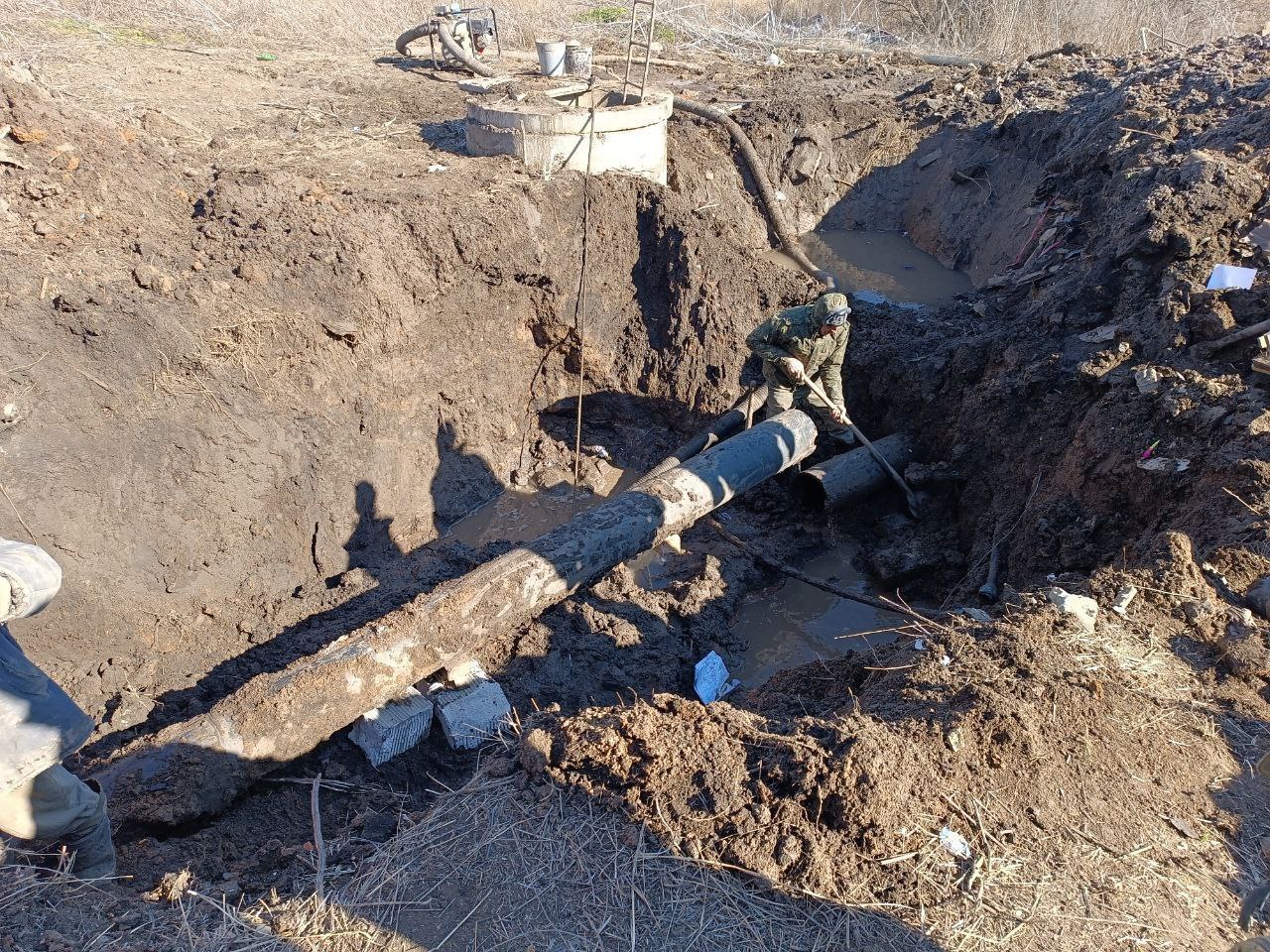 За прошедшие выходные устранено 255 аварий на сетях водоснабжения и водоотведения. Работали 50 аварийных бригад, сообщили в оперштабе.   На сетях теплоснабжения зарегистрировано 22 аварии, 17 из которых устранены. В аварийных работах задействовано 27 бригад.  Населению и в котельные доставлено 2600 куб. м воды.