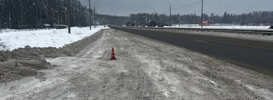 Наезд и побег разыскивают водителя нарушителя Вчера в 10 04 неподалёку от деревни Ломы Ивановский район произошло ДТП с последующим скрытием виновника с места происшествия Неустановленный водитель грузового автомобиля ДАФ XF начал движение и совершил наезд на 51 летнего мужчину который стоял справа от машины После случившегося водитель скрылся не оказав помощи и не сообщив в экстренные службы У мужчины зафиксированы ушибы Прибывшие медики осмотрели его на месте госпитализация не потребовалась Правоохранительные органы ведут розыск водителя Все обстоятельства происшествия устанавливаются Не пропусти главные новости Telegram MAX