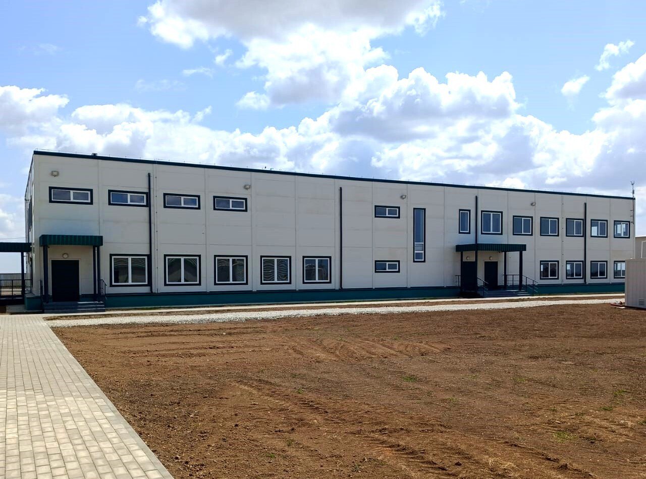 95% – готовность экотехнопарка в Сакском районе. Рабочие уже окрашивают эстакады под оборудование, монтируют кровлю, сети внутреннего электроснабжения, рассказали в Минстрое Крыма. "Для завершения строительно-монтажных работ был заключен госконтракт с одной из компаний на сумму 2130,2 млн рублей", – говорится в сообщении.