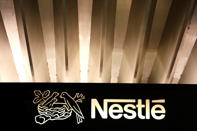 Nestlé SA в четверг объявила о планах сократить около 16 000 рабочих мест по всему миру и увеличить целевой показатель экономии до 3 млрд CHF к 2027 году после сообщения о снижении общих продаж и умеренном органическом росте за первые девять месяцев 2025 года Общий объем продаж снизился на 1 9 до 65 9 млрд CHF с 67 1 млрд CHF годом ранее в основном из за негативного влияния валютных курсов в размере 5 4 jkinvest news jkinvest