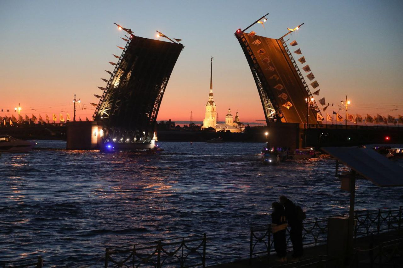 В Петербурге начались технические разводки мостов.  «Мостотрест» готовит разводные мосты к навигации 2025 года. Проверяют оборудование и проводят обслуживание, невозможное на сведенных переправах.  Первыми разведут мост Александра Невского  ночь с 11 на 12 марта  и Благовещенский  с 12 на 13 марта . До 10 апреля мосты через Неву будут разводить почти каждую ночь, кроме выходных.  Движение транспорта в эти часы ограничат. Всего до начала навигации мосты поднимут около 70 раз.        Места СПб       Новости СПб