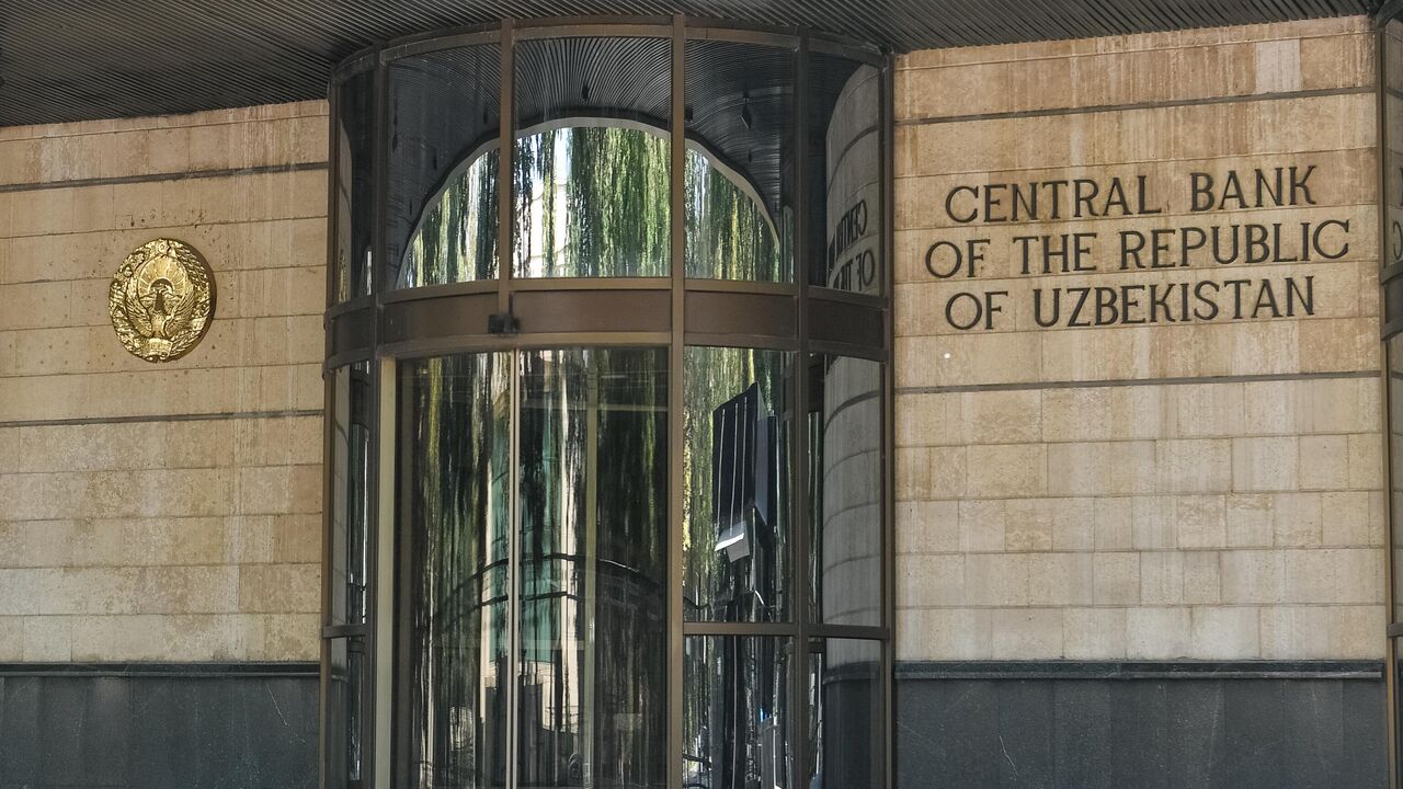 Центробанк Узбекистана сохранил основную ставку Центральный банк оставил основную ставку на уровне 14 годовых Несмотря на замедление инфляции и инфляционных ожиданий населения и бизнеса регулятор отмечает инфляционные риски со стороны спроса предложения и сферы услуг Сохранение ставки направлено на устойчивое снижение инфляции в долгосрочной перспективе Следующее заседание правления ЦБ по рассмотрению основной ставки пройдет 28 января 2026 года