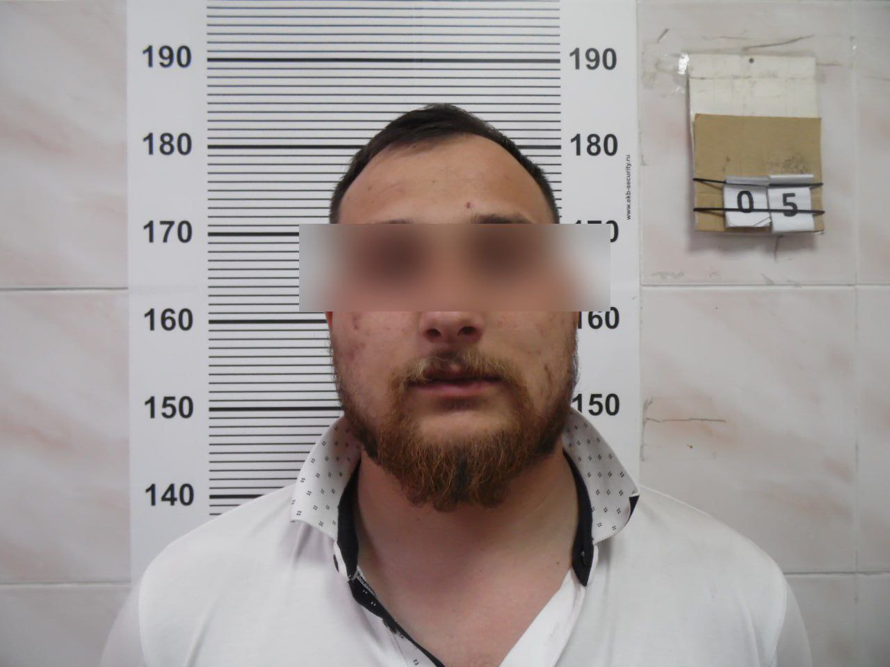 Мужчину, который навязчиво предлагал купить духи у вокзала в Екатеринбурге, задержали за кражу 1,8 млн рублей Продавец парфюмерии списал эти деньги с карты одного из покупателей, к которому навязчиво приставал, воспользовавшись тем, что ему в руки дали телефон из-за проблем с мобильным банком. Как пишет КП-Екатеринбург, после этого мужчина уехал из Екатеринбурга в Пермь, снял там все украденные деньги, затем арендовал квартиру и купил автомобиль Opel Insigna. В Перми его и задержали. Оказалось, что мужчина прописан в Пензе и «гастролировал». Купленную машину арестовали, а продавцу парфюмерии грозит до десяти лет лишения свободы.