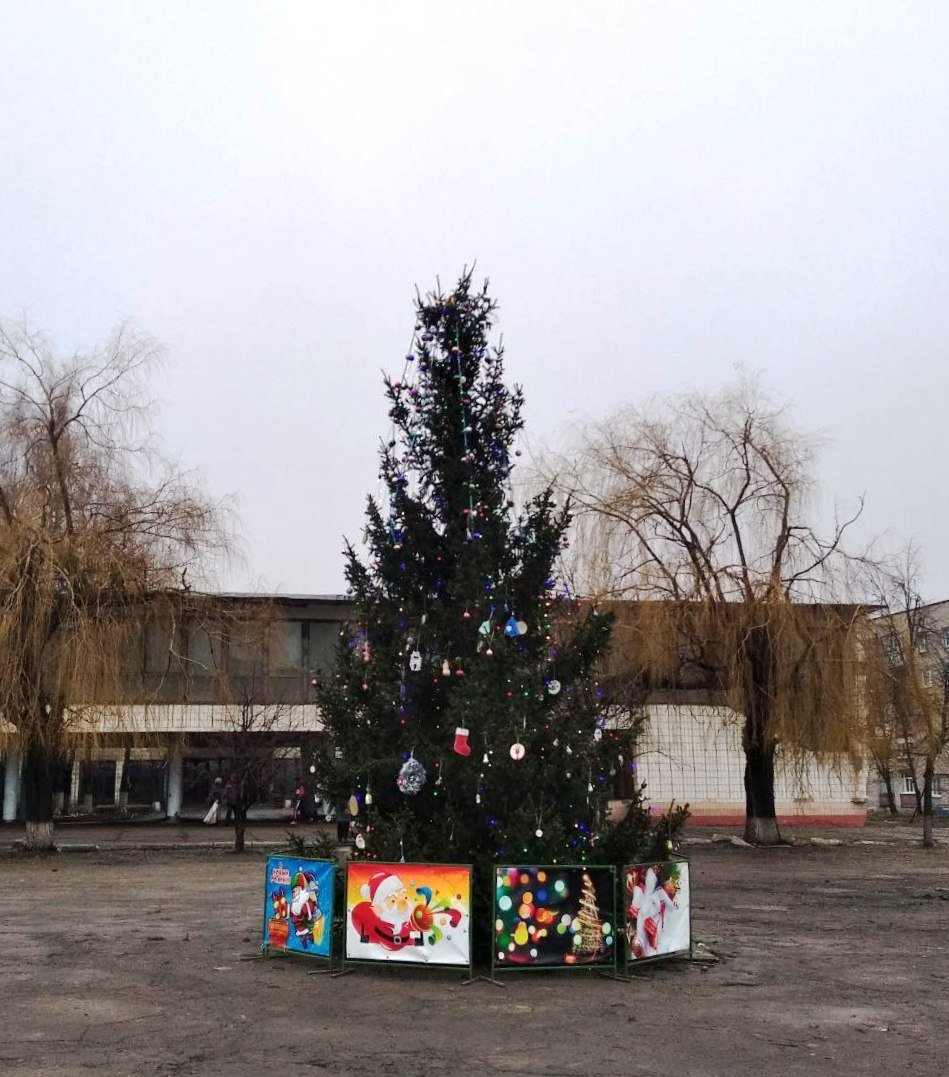 В ГОРОДЕ ПЕТРОВСКОЕ  УСТАНОВЛЕНА ГОРОДСКАЯ ЕЛКА   В город Петровское в составе 142-го гумконвоя из Башкортостана отправили 8-метровую елку. Ее срубили в башкирском городе Кумертау специально для подшефной территории.   Сегодня, 26 декабря,  на центральной площади города Петровское установлена городская елка - самое главное новогоднее украшение.  Лесная красавица станет центром праздничных мероприятий и местом для встреч горожан, создавая атмосферу уюта и радости.   «Надеемся, что это событие создаст у жителей настроение радости и единства, а также станет началом ярких новогодних праздников. Особая благодарность Главе городского округа город Кумертау Республика Башкортостан Олегу Астахову  за подаренную елку»,- отметили в отделе жизнеобеспечения города Петровское Администрации Краснолучского городского округа.