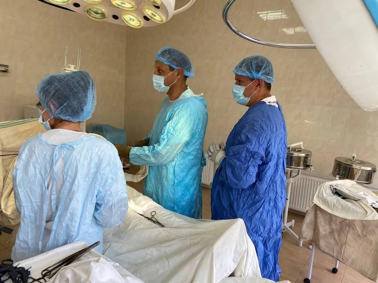 Представители ФГБУ НМИЦ хирургии им А В Вишневского МЗ РФ посетили Херсонскую область В Генической центральной районной больнице побывали представители ФГБУ Национальный медицинский исследовательский центр хирургии имени А В Вишневского Министерства здравоохранения Российской Федерации В ходе визита специалисты совместно с Министерством здравоохранения Херсонской области и главным внештатным специалистом по хирургии провели совещание на котором обсудили состояние отрасли перспективы её развития вопросы кадрового обеспечения а также наметили пути дооснащения медицинских учреждений современным оборудованием Мы стремимся создавать в регионе современные условия для оказания качественной хирургической помощи чтобы каждый пациент мог получить своевременное и безопасное лечение Сотрудничество с федеральными центрами помогает нам находить оптимальные решения для развития отрасли отметил Владимир Ларионов Врио министра здравоохранения Херсонской области Совместные инициативы федеральных и региональных специалистов направлены на создание эффективной системы здравоохранения где приоритетом является высокое качество лечения доступность медицинской помощи и развитие отрасли в целом