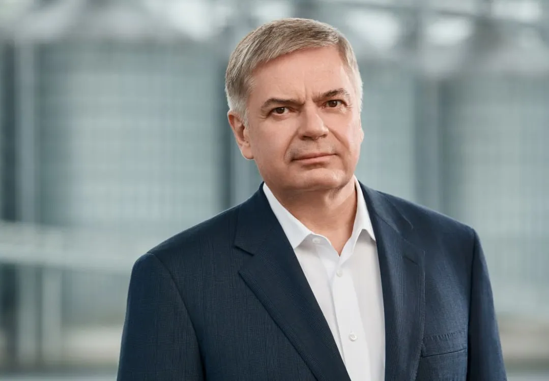 ФАС согласовала сделку по приобретению Сергеем Шишкаревым 49 ООО УК Дело у госкорпорации Росатом Об этом Сергей Шишкарев сообщил в своем телеграм канале Он уточнил что сделка одобрена ФАС с рядом предписаний касающихся ключевых операционных активов ГК Дело Они будут действовать в течение десяти лет с момента совершения сделки по консолидации ста процентов доли Но это следующий этап о котором имеет смысл говорить уже после того как сделка состоится написал Сергей Шишкарев
