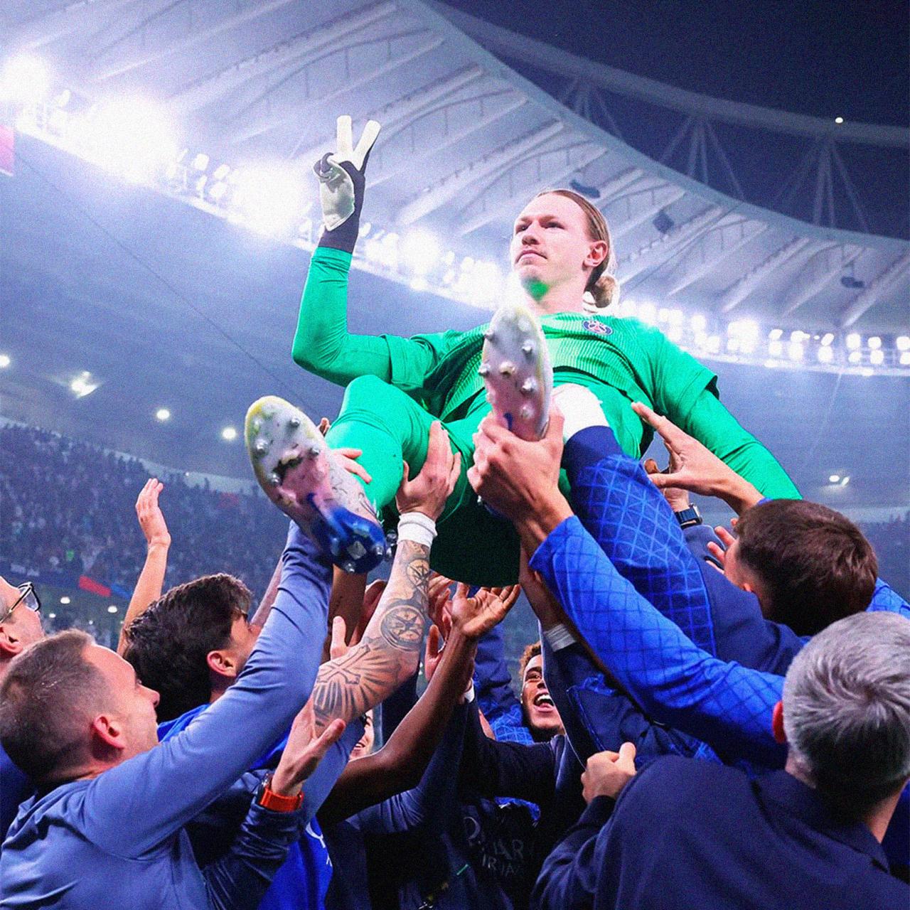 Сафонов вернулся к тренировкам с ПСЖ после перелома левой руки в финале Межконтинентального кубка он точно не сыграет в Лиге чемпионов с Ньюкаслом но имеет все шансы на возвращение в стартовый состав чуть позже Foot001   Все рекорды сезона в приложении ГОЛ