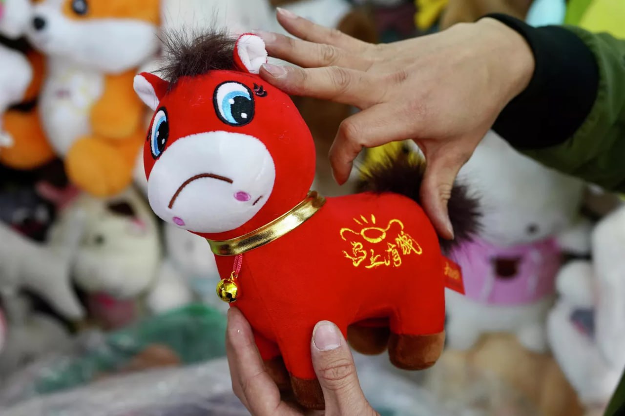 В Китае по ошибке выпустили новогоднюю красную лошадку которая грустит после чего она сразу же стала популярной у местных жителей пишут китайские СМИ Изначально игрушка выпускалась с улыбкой однако из за брака она превратилась в плачущую лошадку как называют ее китайцы На фоне ажиотажа производители увеличили выпуск грустной версии игрушечной лошадки до 15 тыс единиц в сутки Бум интереса такой что заказы на мягкую игрушку уже расписаны до марта Ее стоимость около 3 6 Подписаться на РИА Новости экономика Все наши каналы