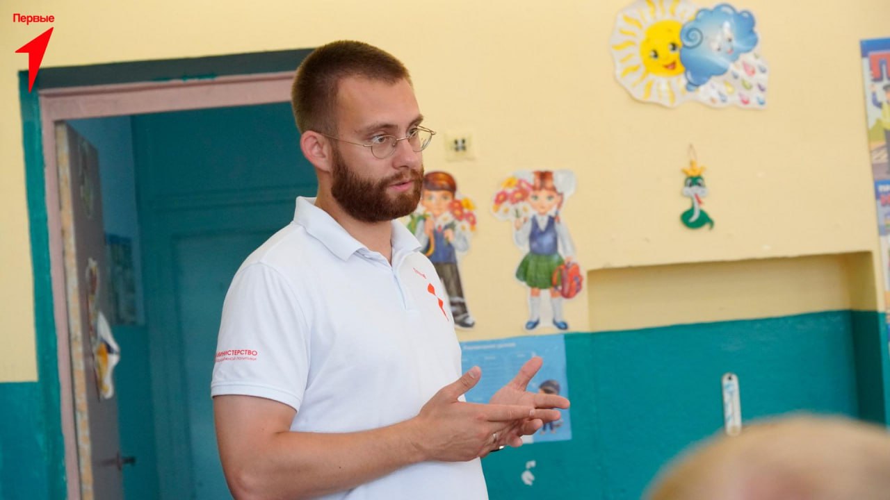 Специалисты Движения Первых Херсонской области завершили серию рабочих поездок по прифронтовым и отдаленным районам региона  В рамках поручения первого заместителя Губернатора Павла Шувалкина они побывали в Ивановском, Нижнесерогозском, Верхнерогачикском, Великолепетихском и Горностаевском округах.    Цель визитов — поддержка молодежи и развитие их инициатив. Встречи прошли с местными жителями и администрациями. Особое внимание уделялось профориентации: ребята узнавали о предстоящих мероприятиях в Творческом поселке «Счастливцево» и осенних сменах в Крыму.    Также рассказали о грантовой поддержке через программу Росмолодежь. В ходе встреч обсуждали создание муниципальных советов Движения Первых для более эффективной работы с молодежью. Планируется провести такие советы уже в третьем квартале 2025 года.    В память о Победе участникам передали футболки с символикой «Русского мира», а также выпуски журналов, посвященных 80-летию Великой Победы.
