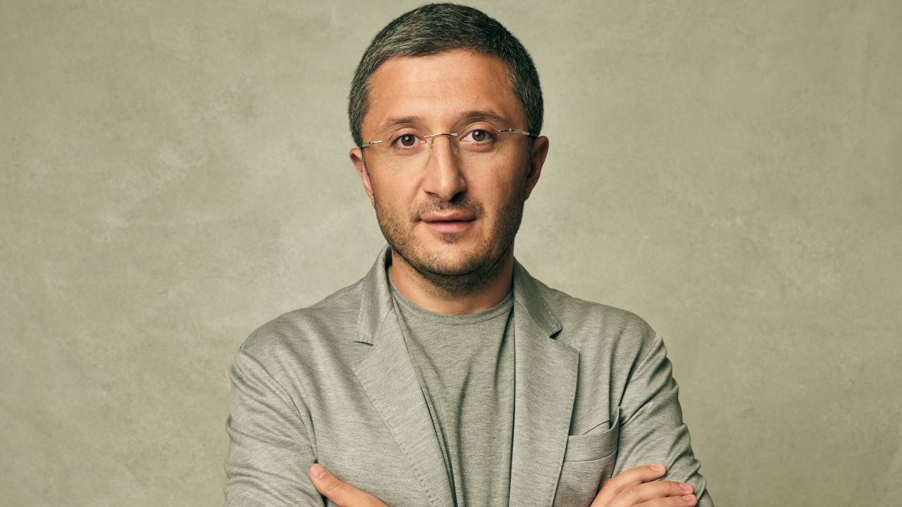 Борис Ханчалян рассказал о будущем индустрии и  эффективном управлении ГПМ КИТ    Что ждет зрителей в ближайшие годы? Как искусственный интеллект изменит кино? Почему кросс-культурные проекты — это будущее индустрии? И как поддерживать высокий уровень производства?  На эти вопросы ответил генеральный директор «Газпром-Медиа Холдинга» Борис Ханчалян в новом эксклюзивном интервью.  «Теперь мы не просто снимаем, а прислушиваемся к нашей аудитории, реагируем на тренды, а в отдельных случаях даже предвосхищаем их. Как говорю команде, сегодня мы создаем «телефастфуд» – топовый контент, который удерживает зрительское внимание, потому что снят о том, что нас окружает, о жизни в моменте, здесь и сейчас.   Это оптимистичный взгляд. Как продюсер и управленец я стремлюсь к максимальной объективности и понимаю, что нам всем есть куда расти»  Подробнее читайте по ссылке.  #ГПМКИТ_новости