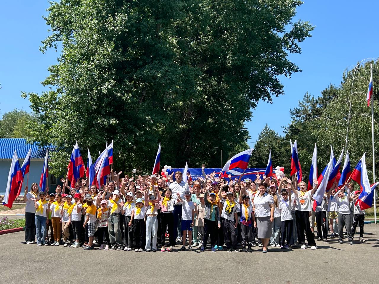 На Ставрополье дан старт летней кампании 2025 года В детских и юношеских оздоровительных лагерях Ставрополья начались летние смены. Более 300 тысяч ребят будут охвачены всеми формами летнего отдыха. В лагерях разработаны программы профильных смен гражданско-патриотической, туристско-краеведческой, спортивной тематики, «Орлята России» и «Движение Первых». Приняты все необходимые меры для безопасного отдыха детей. Все загородные лагеря круглосуточно охраняются, в них работают матросы-спасатели, медицинские работники, вожатые и воспитатели. Сегодня официальное открытие летней смены прошло в детском оздоровительно-образовательном центре «Золотой Колосок» в хуторе Большевик Благодарненского муниципального округа. В лагере, по поручению Губернатора Ставрополья Владимира Владимирова, были проведены мероприятия по модернизации инфраструктуры. Выполнены работы по благоустройству территории, укладке асфальтобетонного покрытия, оборудованию спортивной площадки, замене оконных блоков, ремонту умывальников, туалетов, корпусов, летнего кинотеатра, набережной, столовой и пищеблока. Было приобретено технологическое и холодильное оборудование, а также мебель для обеденного зала. В лагере на первой смене отдыхают ребята из Ставропольского края и Луганской Народной Республики. Гости мероприятия пообщались с участниками летней смены, а затем пригласили всех на концерт. Желаем отличного времяпрепровождения в лагере и счастливых летних дней!