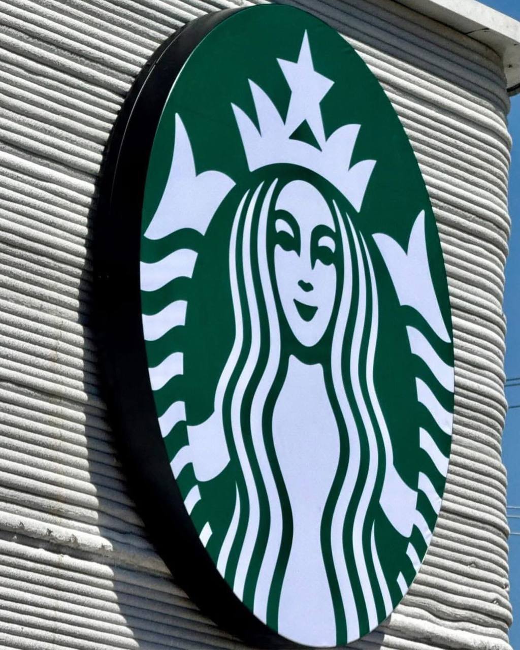 США В США откроется первое кафе Starbucks, напечатанное на 3D-принтере. Заведение появится в Браунсвилле, штат Техас. Его построили с помощью технологии 3D-печати «COBOD», которая позволяет послойно «печатать» бетонные конструкции, сокращая сроки и стоимость строительства. Как сообщают представители компании, проект стал частью программы по внедрению инновационных форматов заведений. Открытие первой 3D-печатной кофейни Starbucks запланировано на 28 апреля. Мир.Дружба.Travel