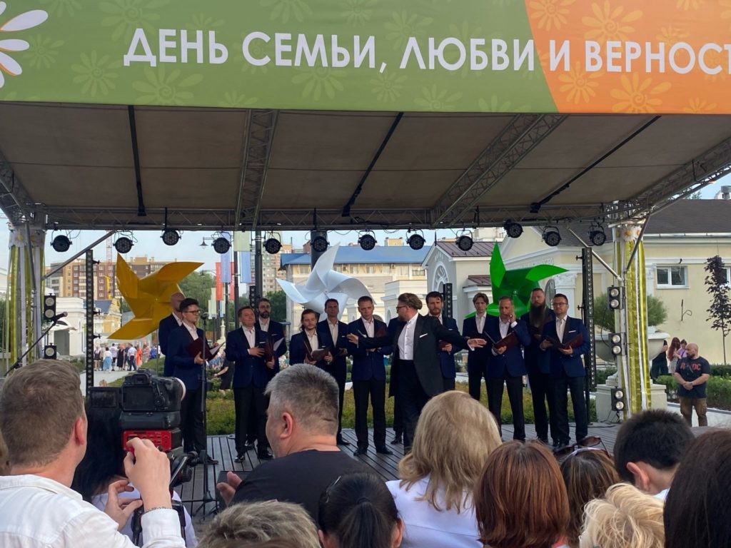 На Рязанской ВДНХ выступил хор Сретенского монастыря На площади у главной сцены было многолюдно. По случаю Дня любви, семьи и верности в Рязань приехал один из старейших певческих коллективов России, главный хор Русской православной церкви – хор Сретенского монастыря. Известные и родные сердцу песни «Десятый наш десантный батальон», «Катюша», «Калинка-малинка», «Светит незнакомая звезда» звучали на Рязанской ВДНХ, завершая торжественную программу этого праздничного дня. Рязанцы встретили выступление хора горячими аплодисментами. Екатерина Стоцкая Фото автора