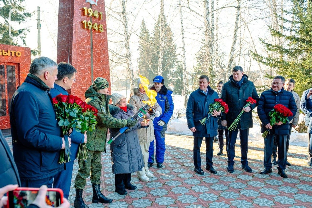 Единая Россия дала старт «Эстафете Вечного огня»    В Год 80-летия Победы партия вместе с «Газпромом» будут зажигать Вечные огни в городах и селах по всей стране. Первой точкой эстафеты стало село Майма в Республике Алтай. Глава региона Андрей Турчак зажег Вечный огонь вместе с зампредом Правительства Александром Новаком и членом Генсовета Единой России, главой «Газпром межрегионгаз» Сергеем Густовым.    Раньше в Майме огонь зажигался только в праздники, а сегодня стал по-настоящему Вечным. В преддверии Дня Победы подключим к природному газу Вечный огонь в столице Республики – городе Горно-Алтайске,  - сказал Андрей Турчак.   В селе Майма зажегся новый Вечный огонь. Мы привезли его из Петербурга. На Марсовом поле огонь зажгли в 1957 году. В 1967 году от этого огня был зажжен Вечный огонь у Могилы Неизвестного Солдата в Москве. В год, объявленный Президентом России Годом Защитника Отечества, до 9 мая мы порядка 120 Вечных огней переведем на постоянное горение, -  отметил Сергей Густов.  Инициативу Единой России о бесплатной поставке газа для Вечных огней поддержал Президент.